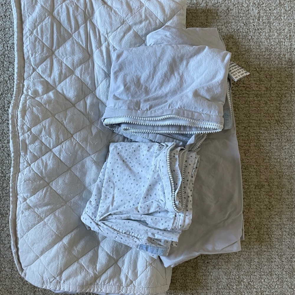 Quick zip crib sheet set and mattress pad